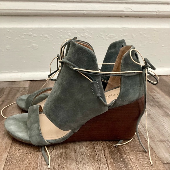 Kelsie Dagger Blue Suede Open Toe Wedge Sandel size 8.5. - Picture 3 of 5